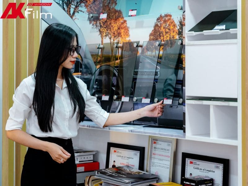 cach-kiem-tra-phim-cach-nhiet-that-gia-dai-ly-dan-phim-uy-tin Trung tâm dán phim chính hãng có phòng thử trực quan