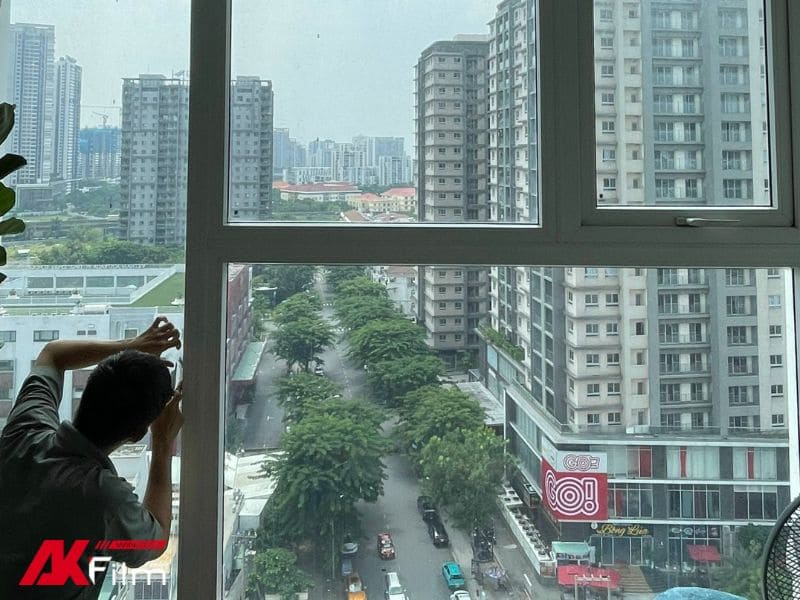 dán phim màu nâu trà có ảnh hưởng tầm nhìn không?