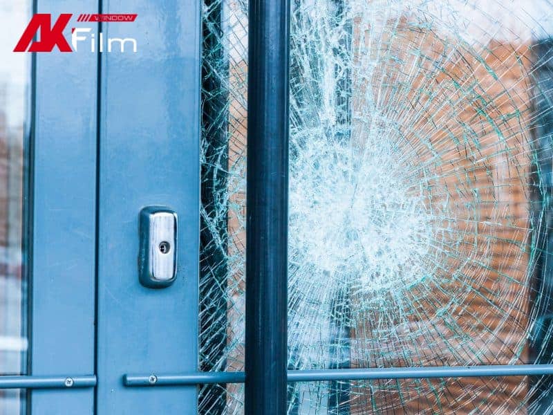 phim-cach-nhiet-showroom-an-toan-han-che-thuong-tich-khi-vo-kinh Dán phim cách nhiệt an toàn cho showroom