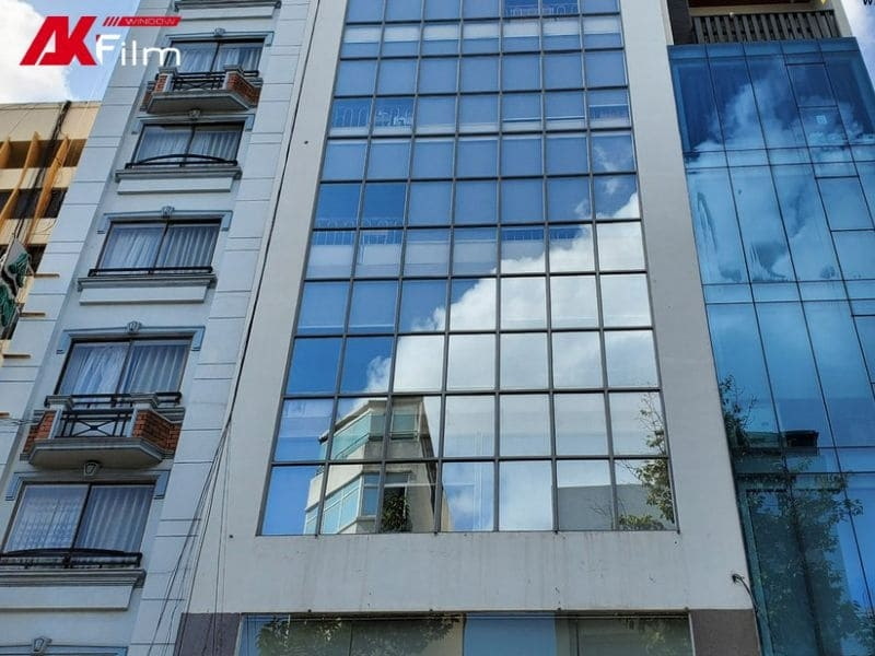 Phim dán kính 1 chiều tạo hiệu ứng phản gương, tăng tính riêng tư
