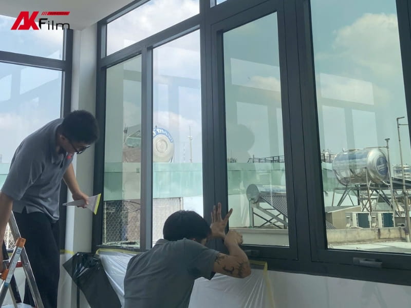 Kỹ thuật viên chuyên thi công phim cách nhiệt nhà kính