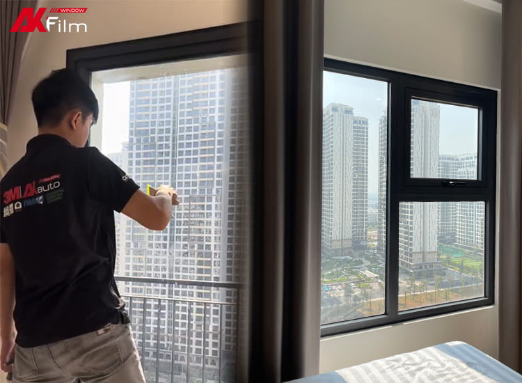 Kỹ thuật viên thi công phim cách nhiệt cho chung cư Vinhomes Grand Park
