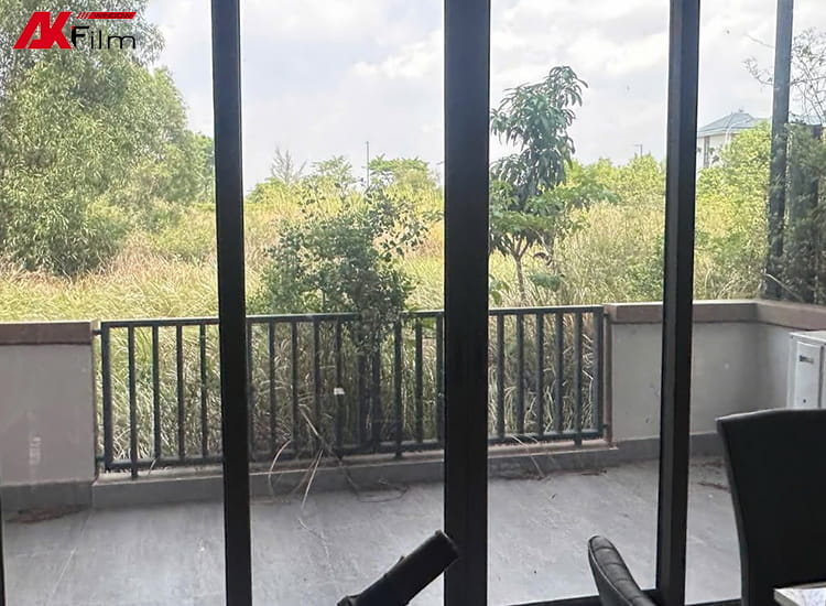 Hệ kính tại Villa SwanBay Nhơn Trạch trước khi dán phim