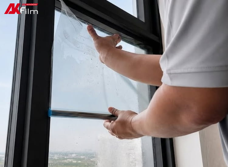 Kỹ thuật viên thi công dán phim cách nhiệt tại Celesta Rise