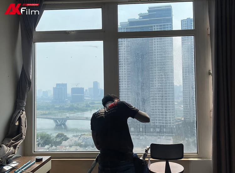 Kỹ thuật viên thi công dán phim cách nhiệt cho căn hộ Saigon Pearl