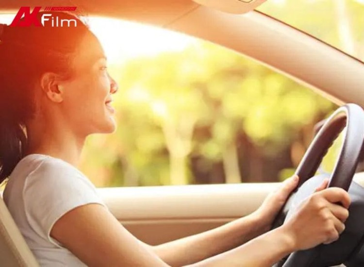 Lái xe dưới trời nắng gây hại gì cho da