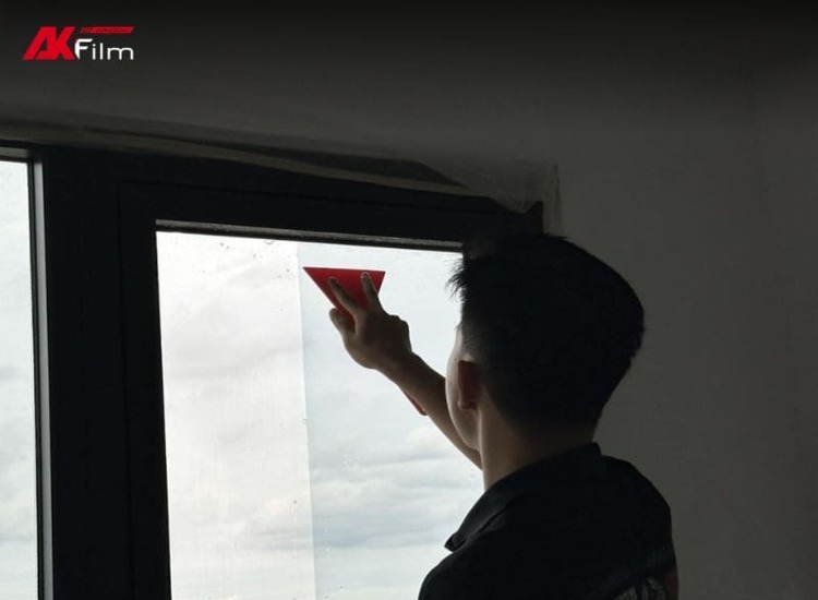 Dán phim cách nhiệt che nắng cho cửa sổ