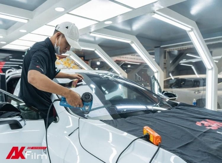 Dán phim cách nhiệt ở trung tâm chuyên nghiệp