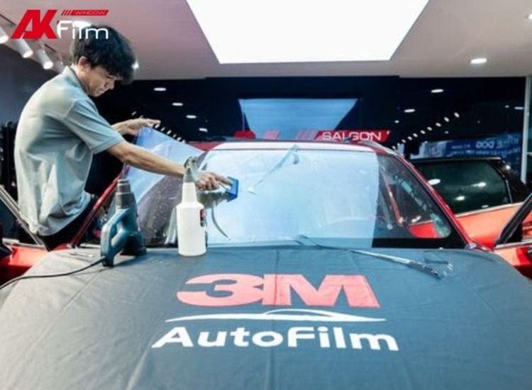 Dán phim cách nhiệt cho kính lái