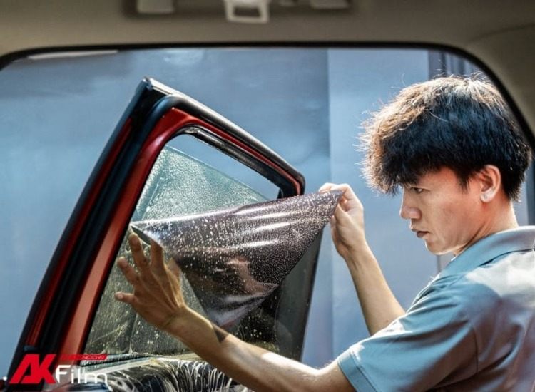 Dán phim cách nhiệt cho xe ô tô là rất cần thiết