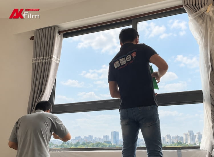 Kỹ thuật viên AKFilm thi công dán phim cách nhiệt 3M CA60 tại chung cư D-AQUA