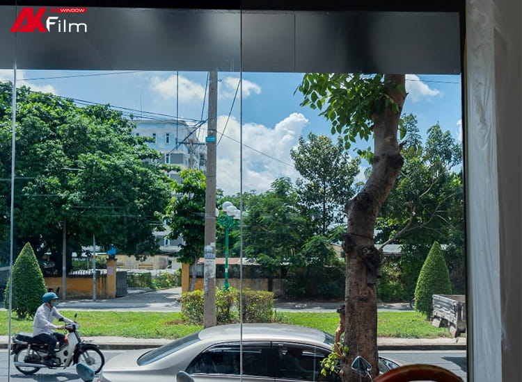 Phim cách nhiệt giúp không gian chờ giảm nóng mà vẫn giữ view bên ngoài