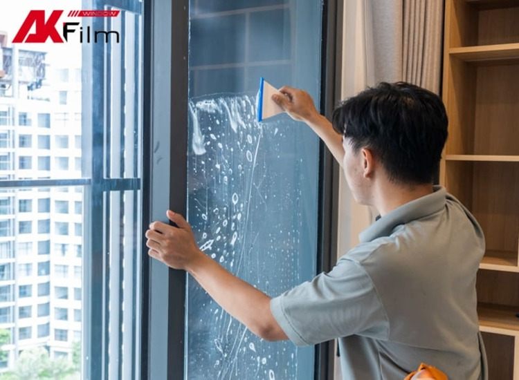 Kỹ thuật viên AKFilm thi công dán film cách nhiệt nhà kính