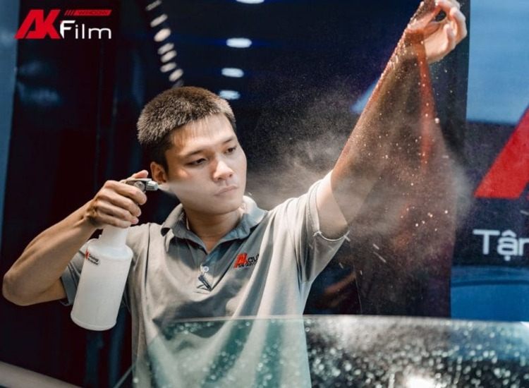 Có nên dán phim cách nhiệt kính lái ô tô