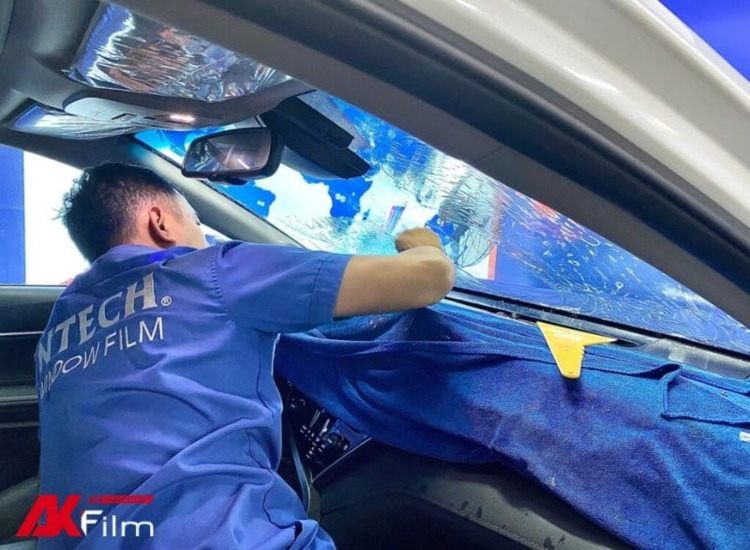 Dán phim cách nhiệt kính lái ở các trung tâm uy tín