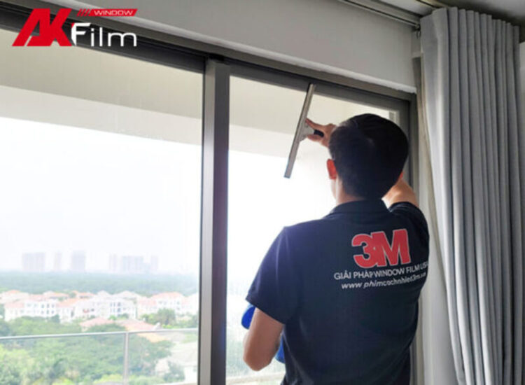 Che chắn khu vực và vệ sinh kính sạch sẽ trước khi dán phim