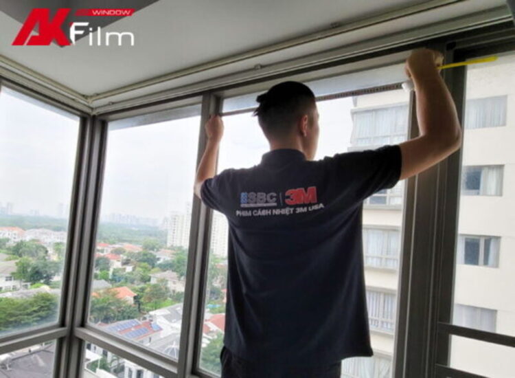 Đo chính xác kích thước kính và cắt phim phù hợp trước khi dán