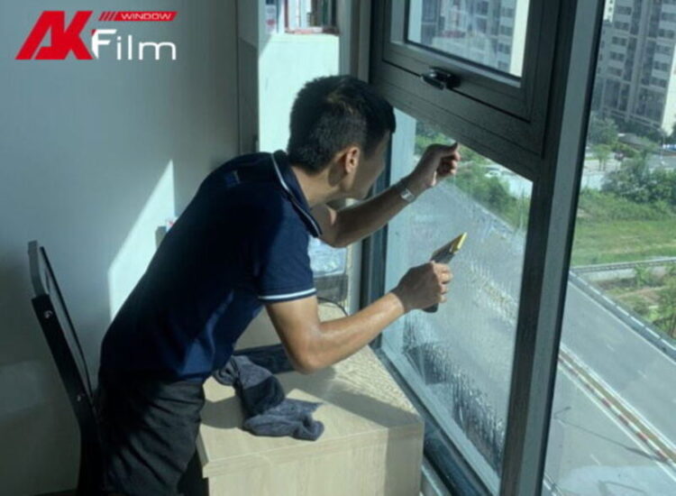 Cắt phần phim thừa và cố định mép phim sát bề mặt kính
