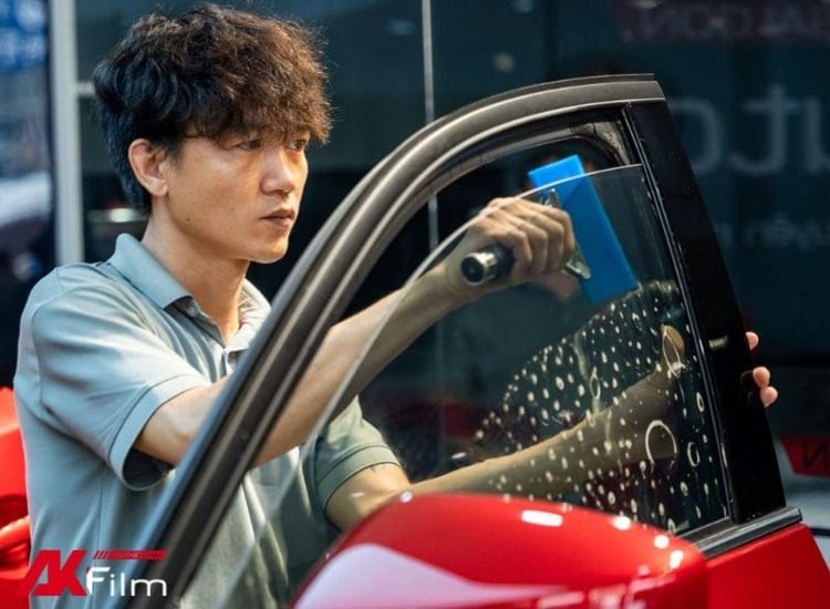 Nên dán phim cách nhiệt màu gì cho xe ô tô?