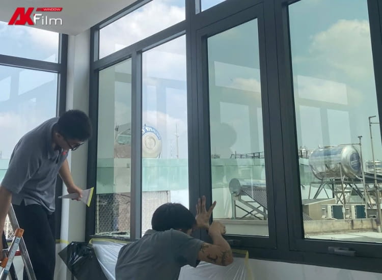 Kỹ thuật viên AKFilm thi công dán phim 3M PR70 cho nhà phố Quận 10