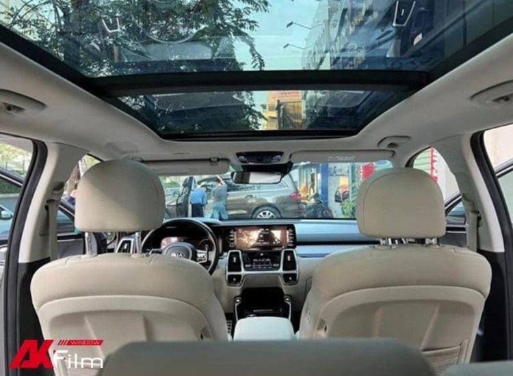 Dán phim cách nhiệt cho cửa sổ trời không ảnh hưởng đến ánh sáng trong xe