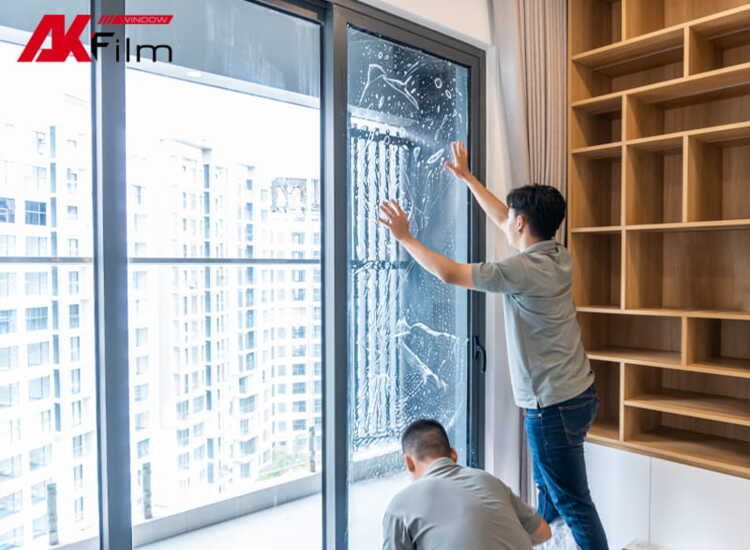 Kỹ thuật viên AKFilm thi công dán film