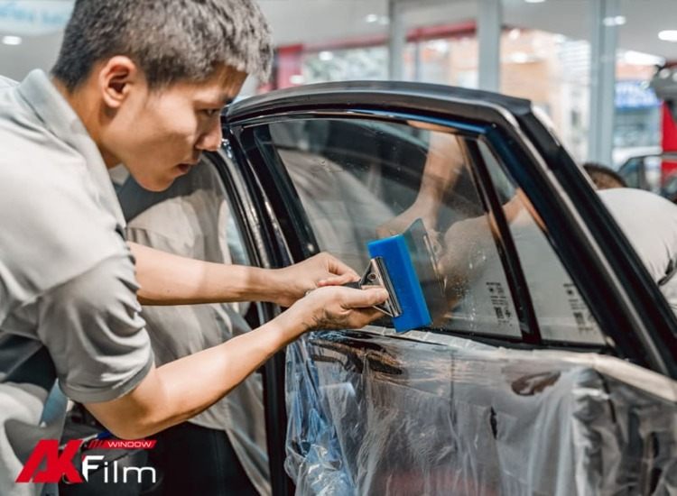 Thi công dán film cách nhiệt cho ô tô tại AKFilm
