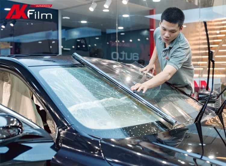 Hình ảnh sấy film bên ngoài kính lái gây hiểu nhầm cho anh em