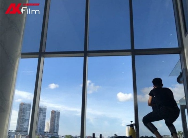 Phim cách nhiệt màu xanh dương không làm tối kính nếu chọn đúng độ xuyên sáng