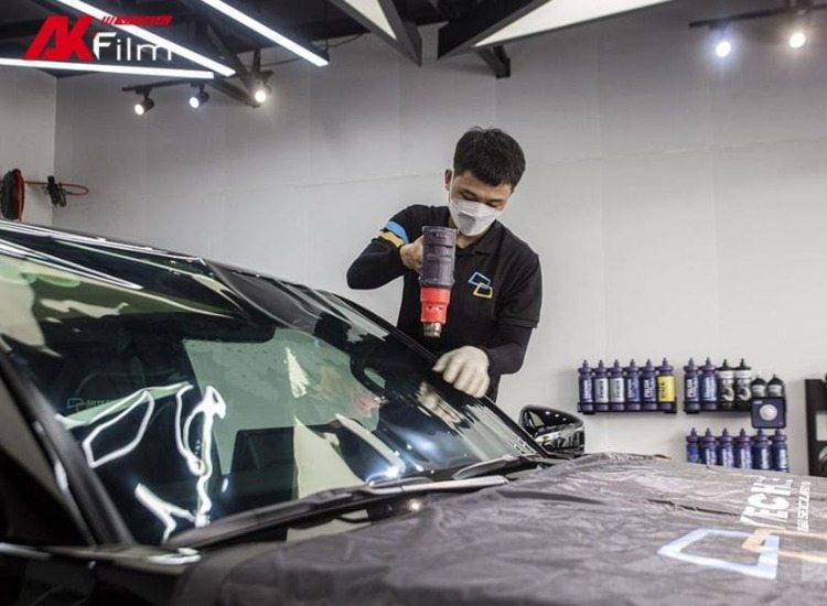 Dán phim cách nhiệt Raytech tại các đại lý uy tín
