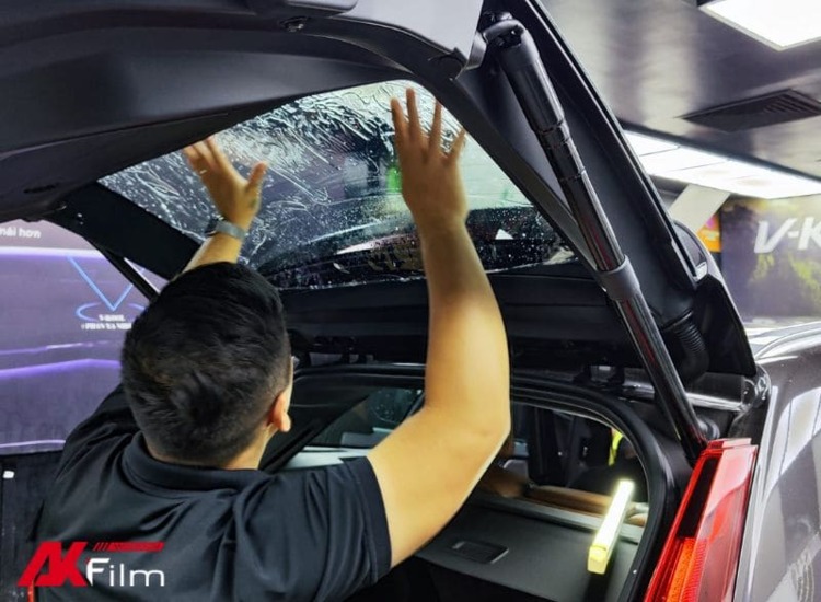 Chủ xe nên dán phim cách nhiệt Vkool tại các cơ sở uy tín