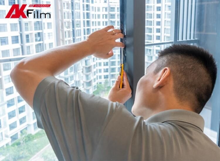 Cắt các phần thừa của tấm film